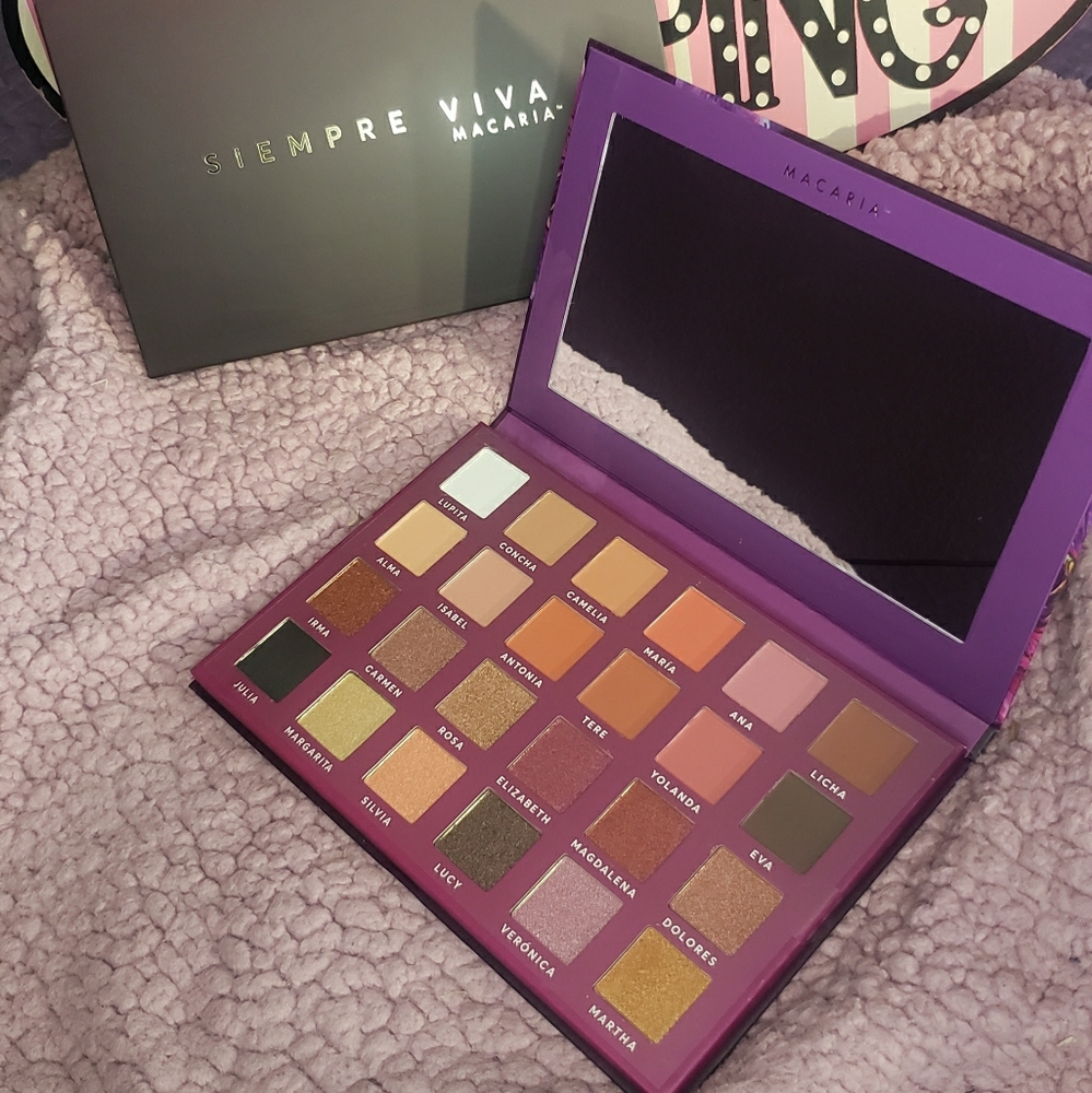Eyeshadow palette Macaria Beauty
